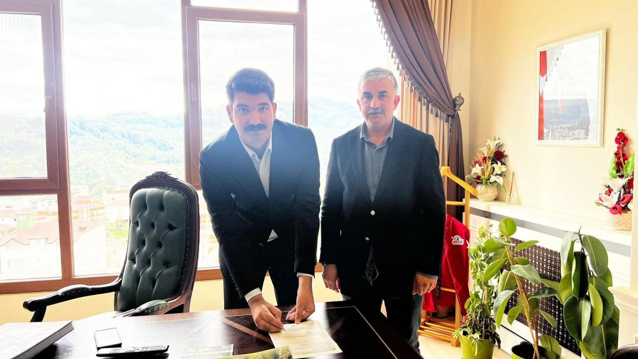 Türkiye'de bir ilk! İlçe kaymakamı futbolcu oldu: Amatör Lig ekibine imza attı