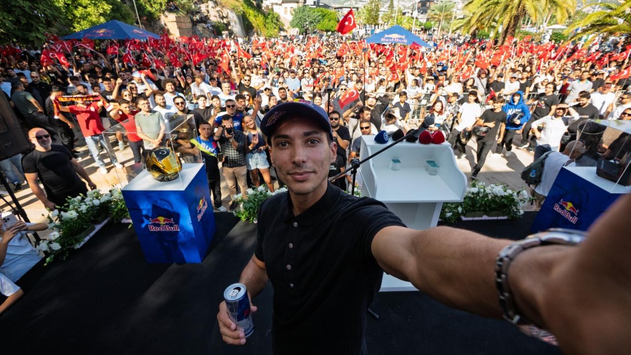 Dünya şampiyonu Toprak Razgatlıoğlu, Alanya’da coşkuyla karşılandı