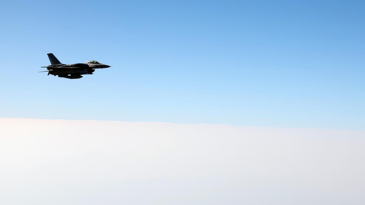 Cumhurbaşkanı Erdoğan'ın Maskat Havaalanına inişinde F-16 savaş uçakları eşlik etti