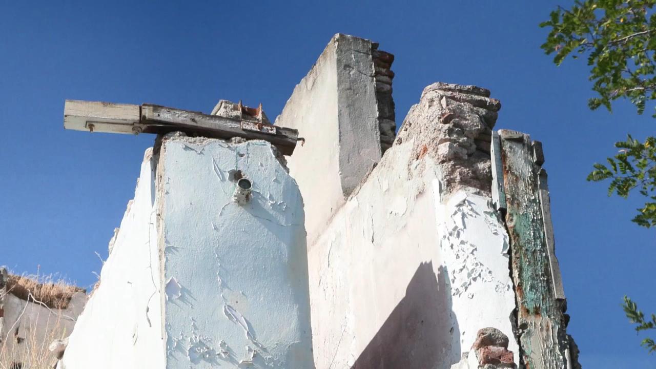 Fatih'te İBB'nin sorumluluk alanındaki surların üzerinde bulunan kaçak yapı korkutuyor