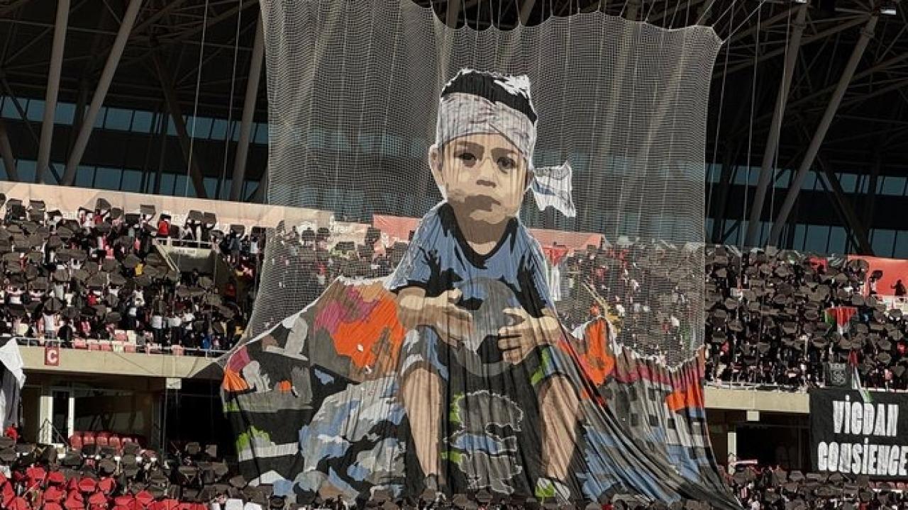 Galatasaray'da sahne taraftarın! Devler Ligi'ne da…