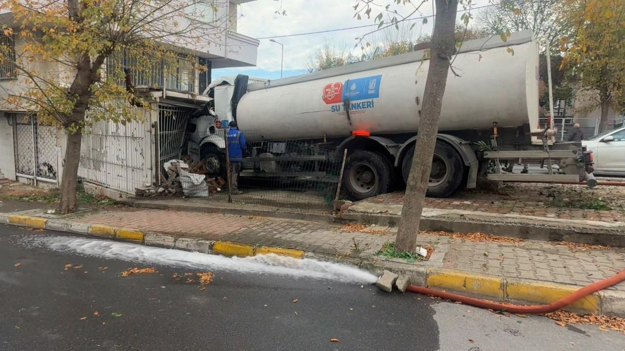 Küçükçekmece'de İSKİ'ye ait su tankerinin iş yerine girdiği anlar