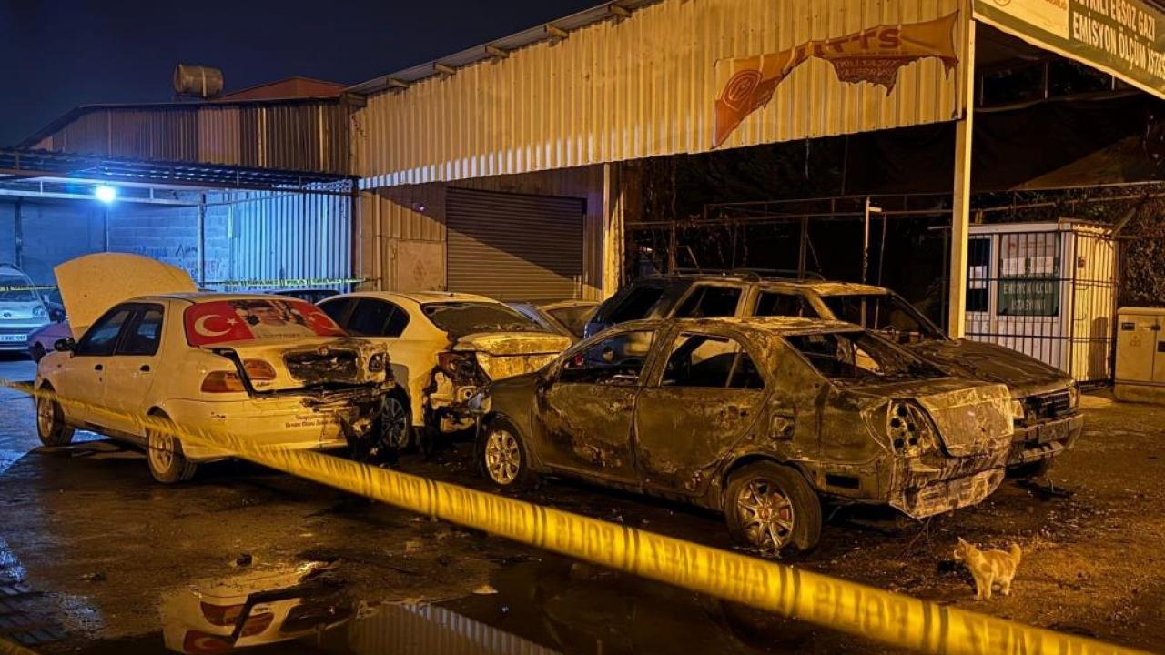 Sanayi sitesinde park halindeki 5 araç kundaklandı.