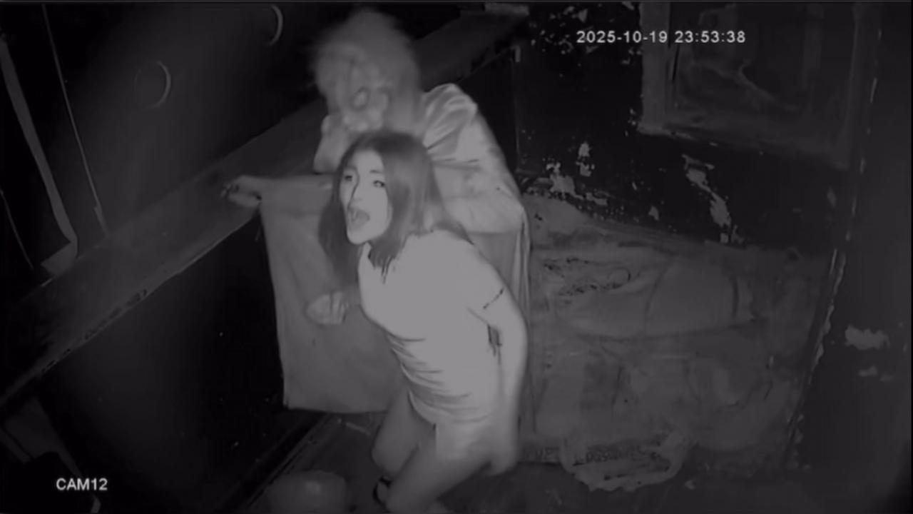 Taksim’deki korku evinde korku dolu anlar: Kadını darbedip elektroşok cihazıyla çarptı