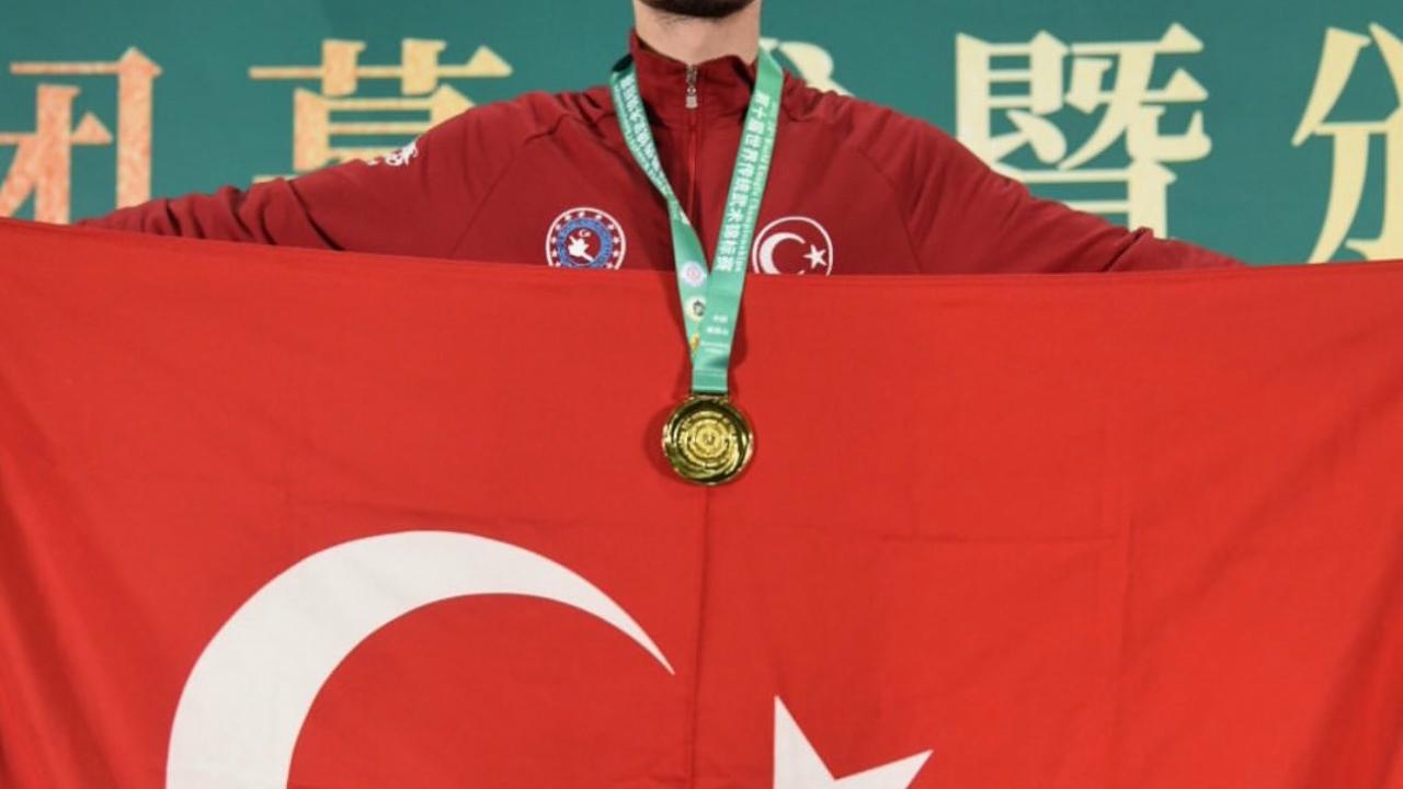 Türk Milli Kungfu Takımı Dünya Şampiyonu: Akyüz'den 'beyaz el' protestosu