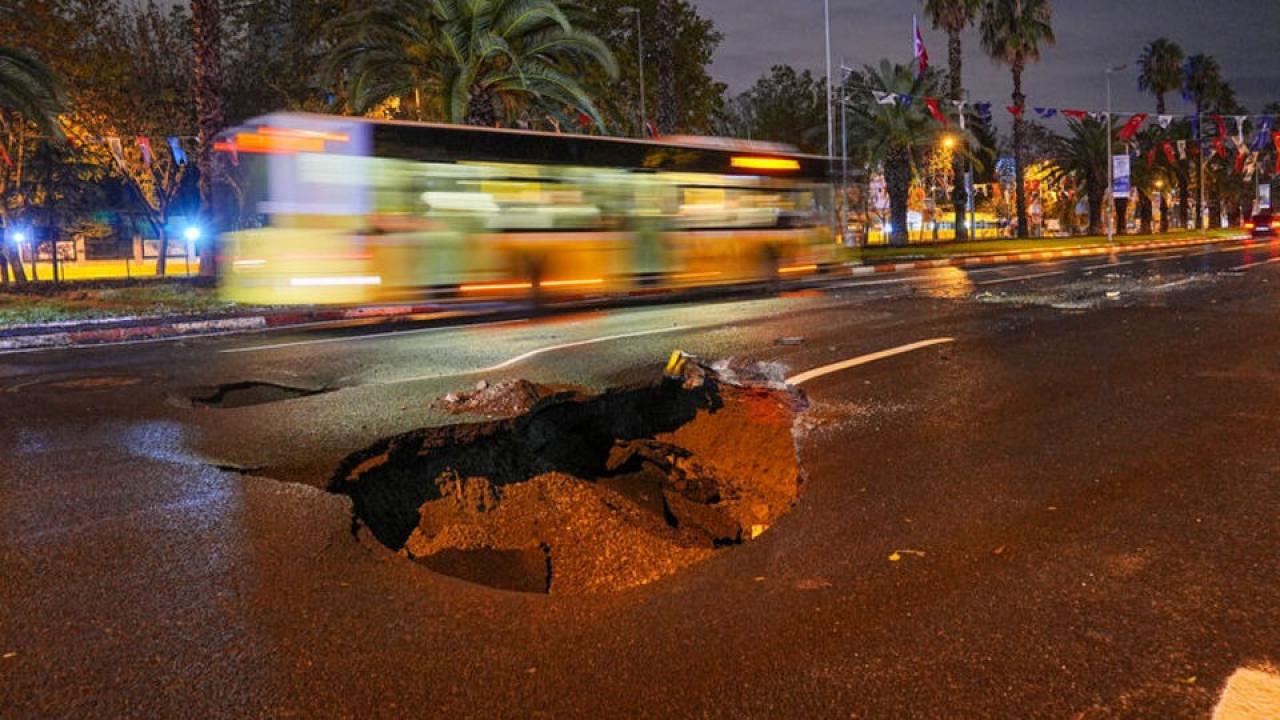 Vatan Caddesi'nde yol çöktü, taksi takla attı!