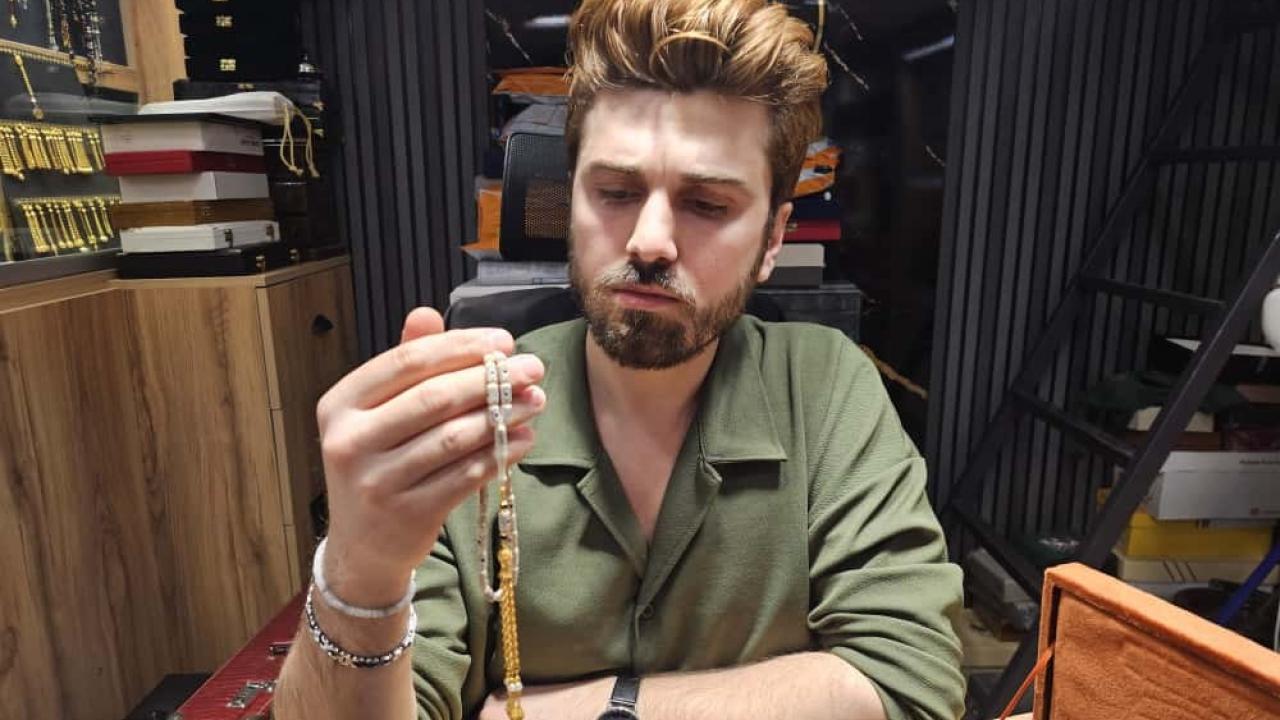 Yapımı tam 3 ay sürdü, 150 bin TL'ye satıldı! Pırlanta ve altınlı tespih görücüye çıktı