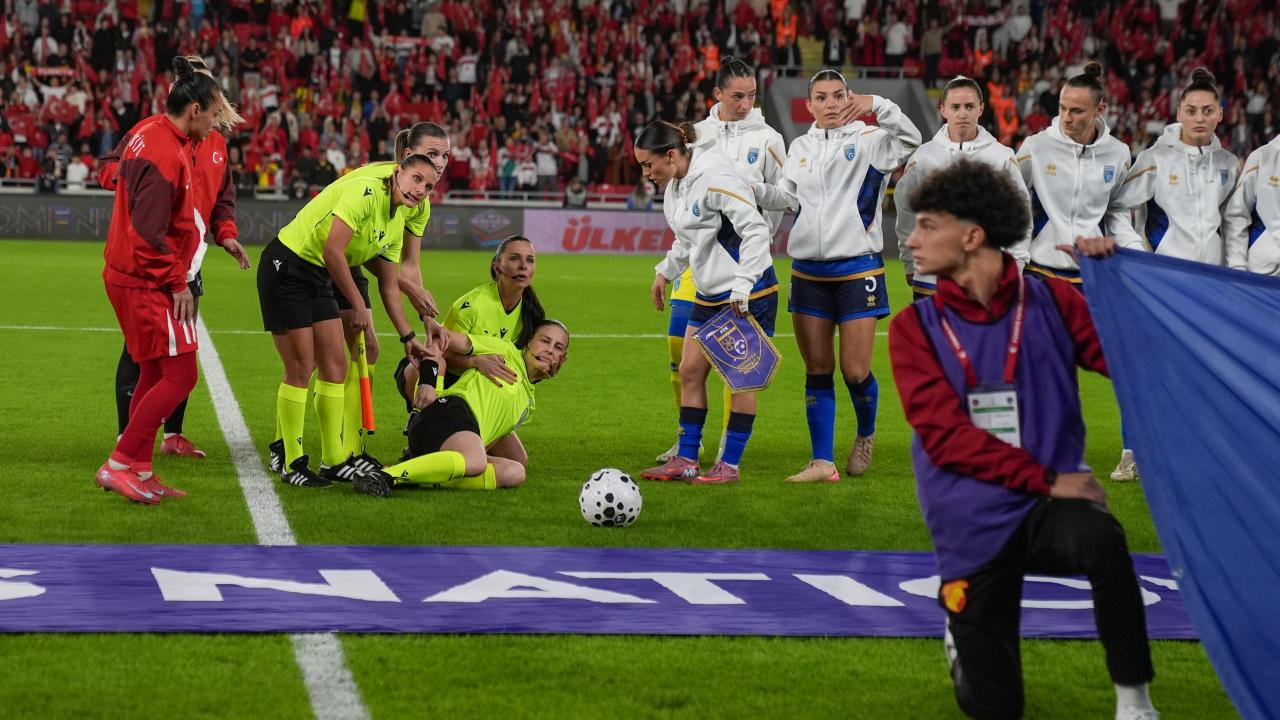 Türkiye – Kosova maçının hakemi İstiklal Marşı okunurken bayıldı