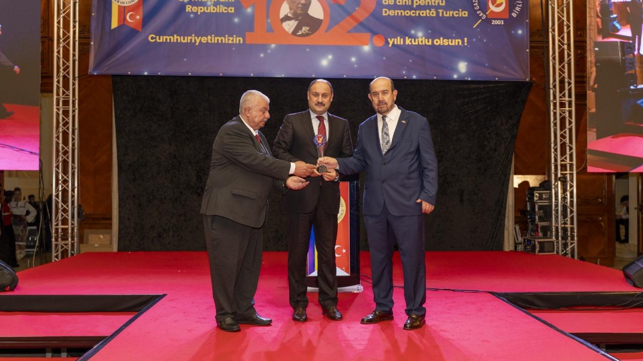 Başkan Gülpınar’a  “Yılın En Başarılı Belediye Başkanı” ödülü Başkan Gülpınar’a  “Yılın En Başarılı Belediye Başkanı” ödülü