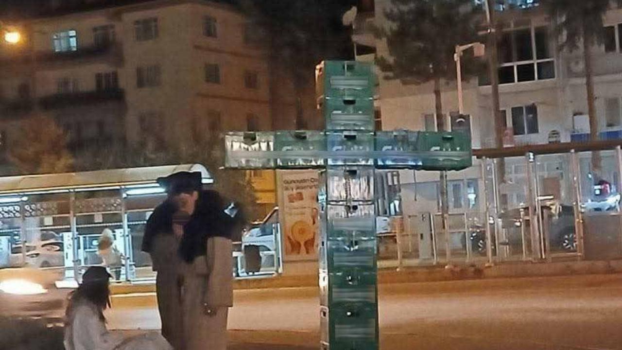 Bira kasalarıyla haç işareti yapan 3 kişi gözaltın…