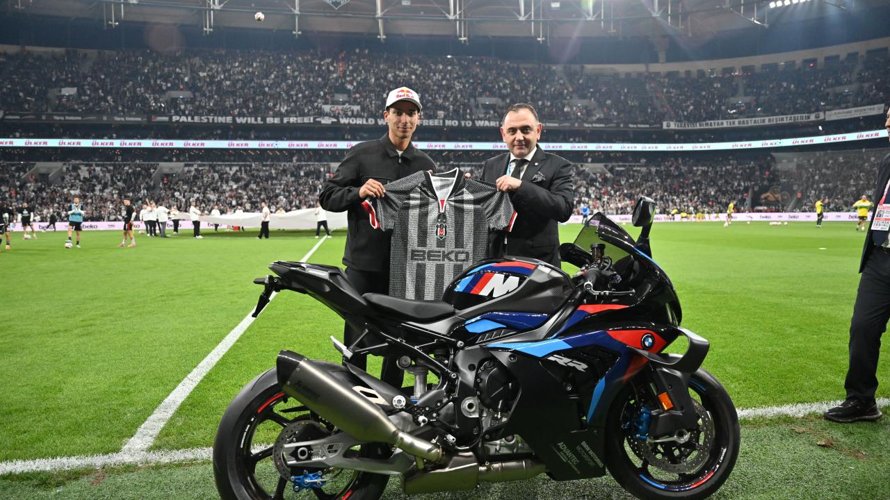 Dünya SuperBike şampiyonu Toprak Razgatlıoğlu motoruyla Tüpraş'ta turladı
