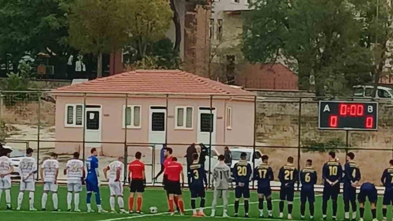 Futbolcunun gözü döndü, soyunma odasından bıçak aldı: Taraftarı öldürecekti