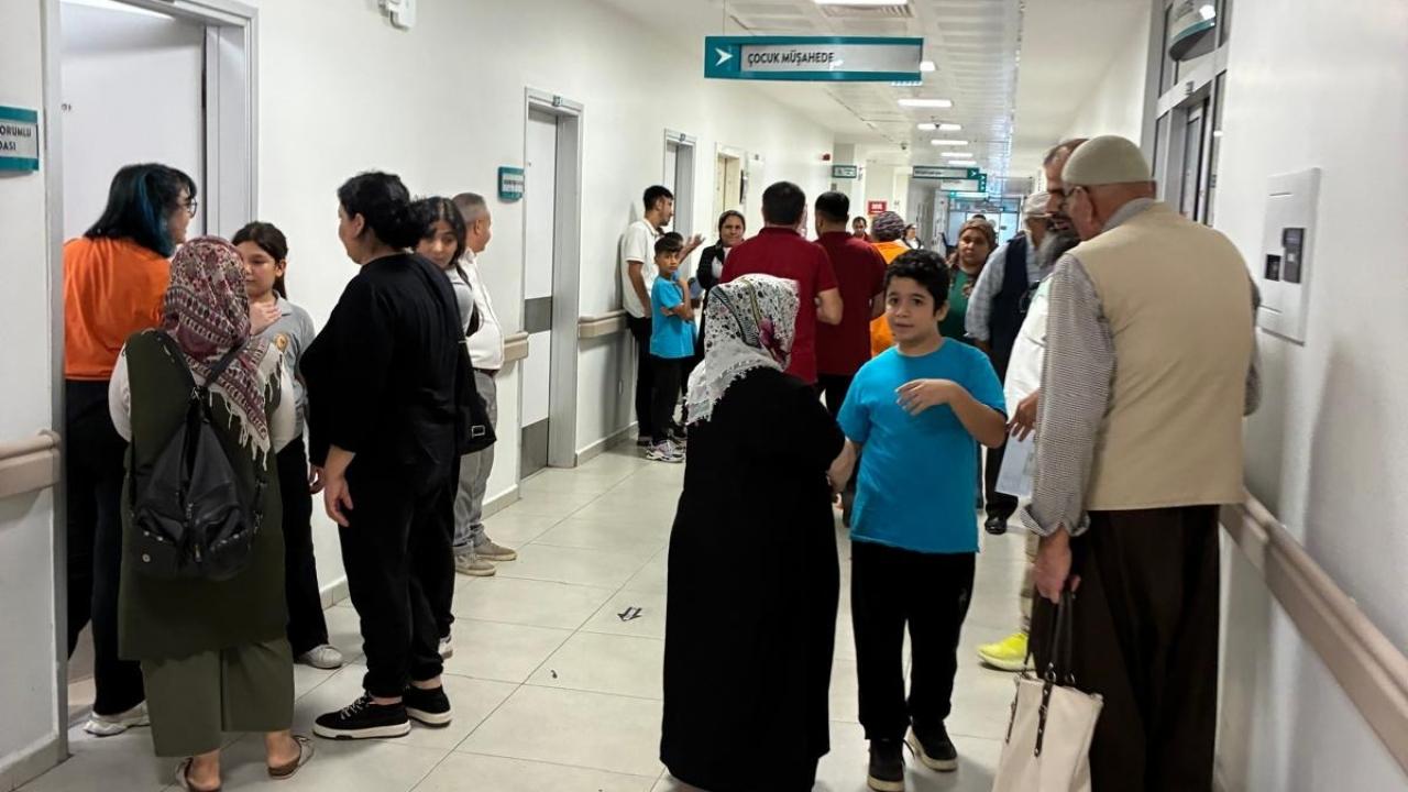Tarsus’ta 26 öğrenci gıda zehirlenmesi şüphesiyle hastaneye kaldırıldı