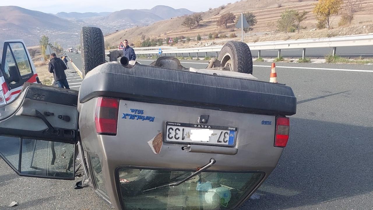 Traktöre çarpan otomobil devrildi: Yaralılar var