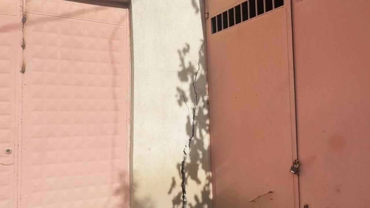 1 metrelik obruklar oluştu, Evlerin duvarları çatladı