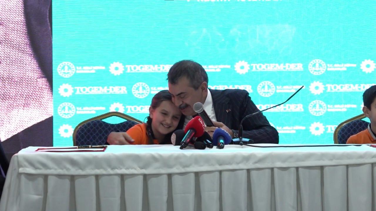 Bakan Tekin ile minik öğrencinin gülümseten anları kamerada