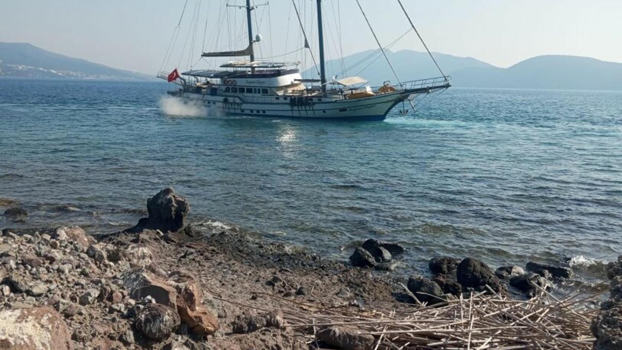 Bodrum'da yelkenli karaya oturdu