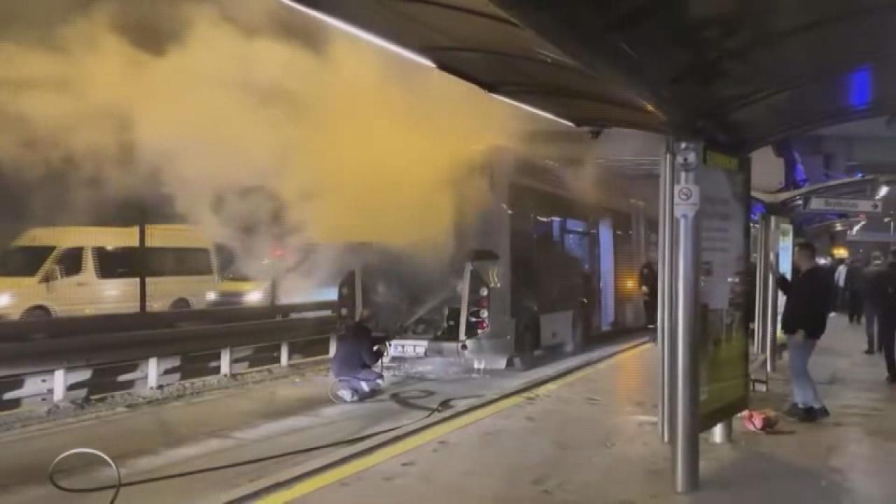 Edirnekapı'da metrobüsün motor kısmında çıkan yangın söndürüldü