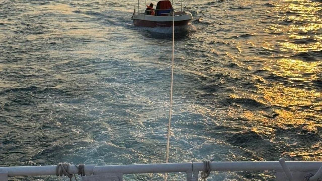 İstanbul Boğazı'nda sürüklenen tekne ve içindekile…