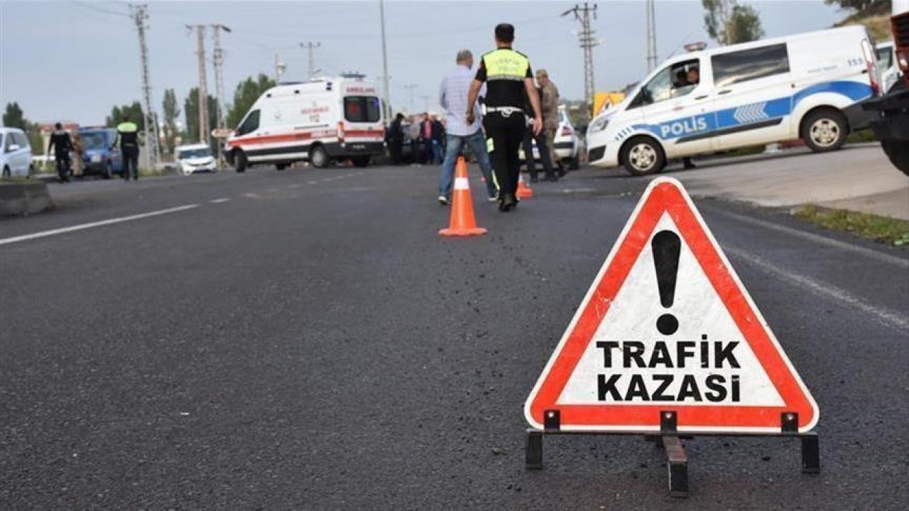 İzmir’de feci motosiklet kazası: 1 ölü, 2 yaralı İzmir’de feci motosiklet kazası: 1 ölü, 2 yaralı