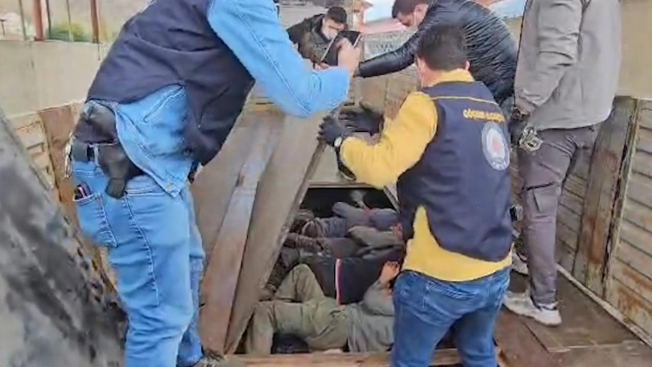 TIR'ın dorsesindeki gizli bölgede 20 kaçak göçmen yakalandı