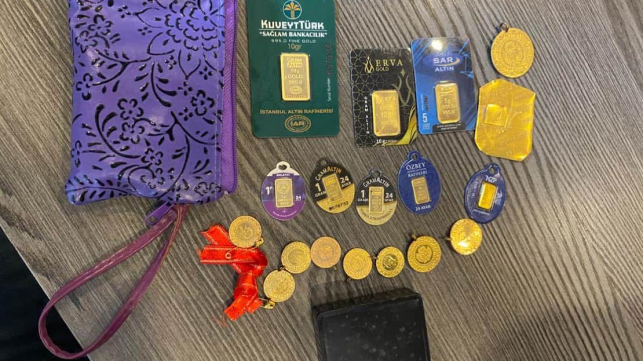 Adana'da halıdan çil çil altın çıktı: Dürüst çalışandan örnek davranış