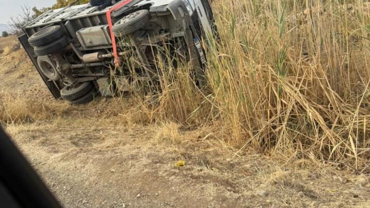 Batman'da kayan kamyonet devrildi: 5 kişi kazadan burnu kanamadan kurtuldu