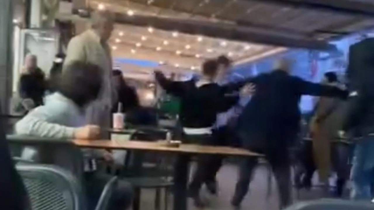 Bursa’da gençlerin yumruk ve tekmeli kavgası Bursa’da gençlerin yumruk ve tekmeli kavgası