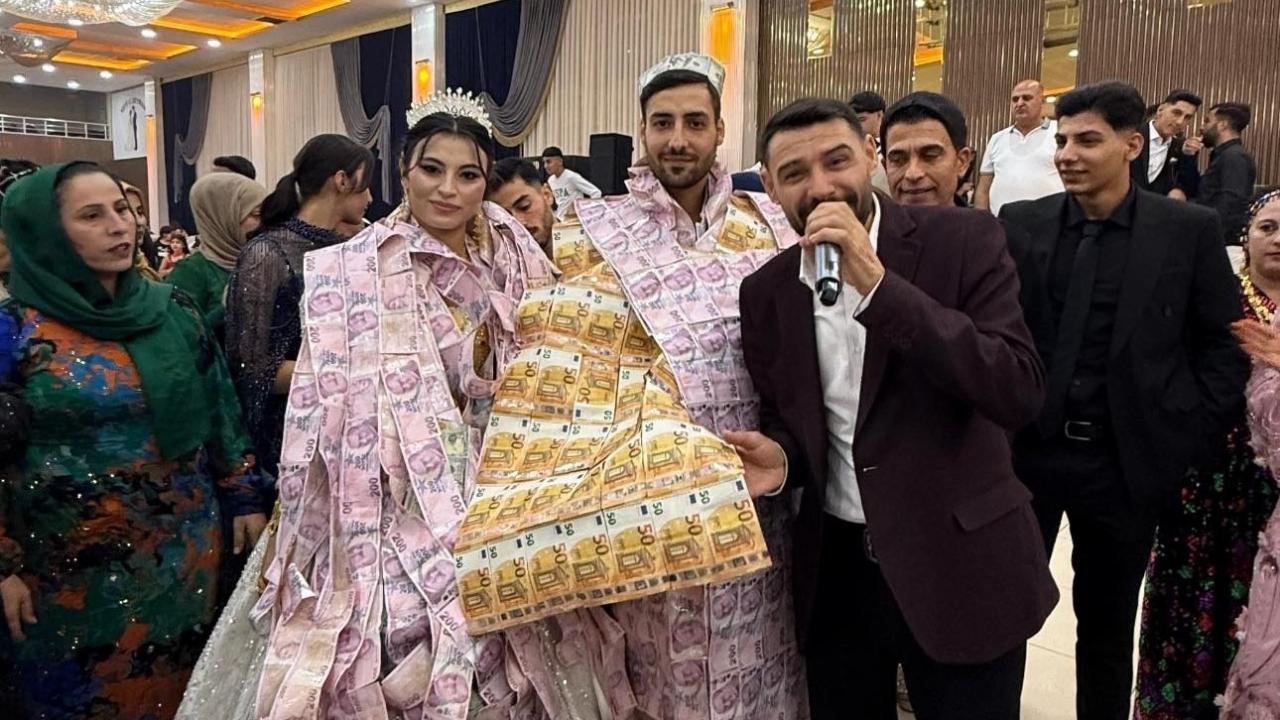 Düğünde gelin ve damada paradan yelek giydirip, taç taktılar