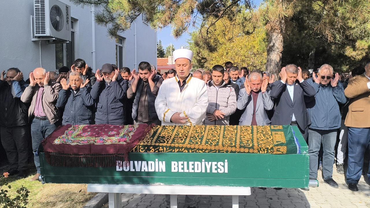 Gıda zehirlenmesi şüphesiyle ölen anne ile 2 çocuğu toprağa verildi