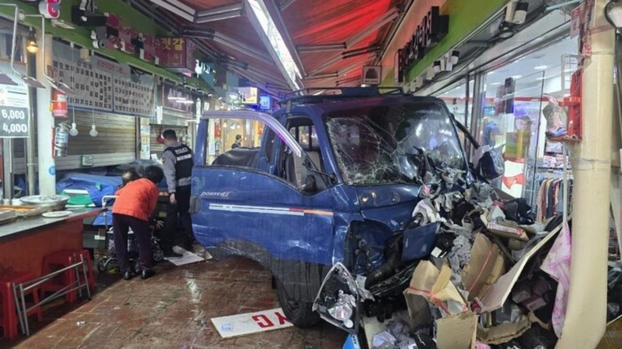 Güney Kore 'can pazarı' Araç çarşıya dalınca olanl…