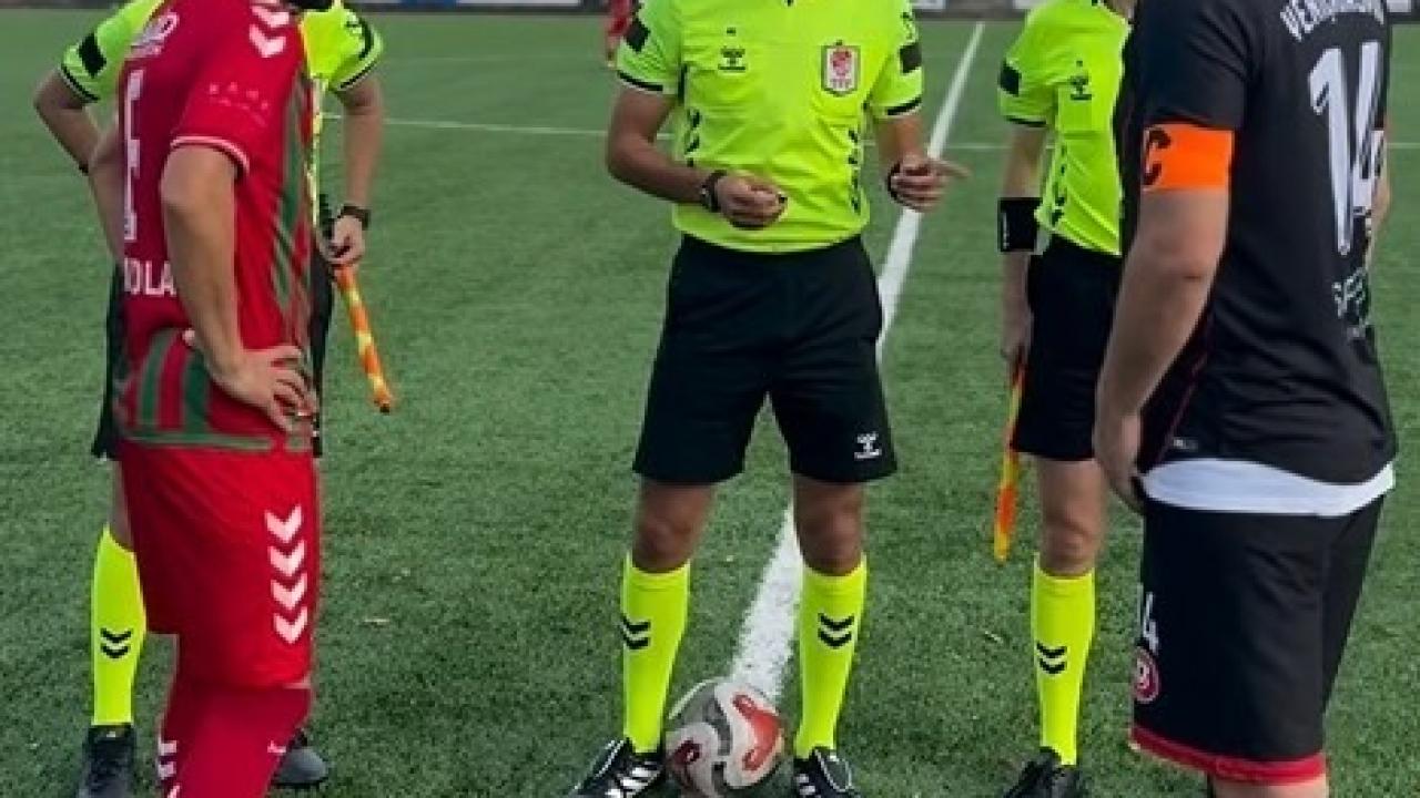 Hakemin futbolcuya söylediği şey maçın önüne geçti!