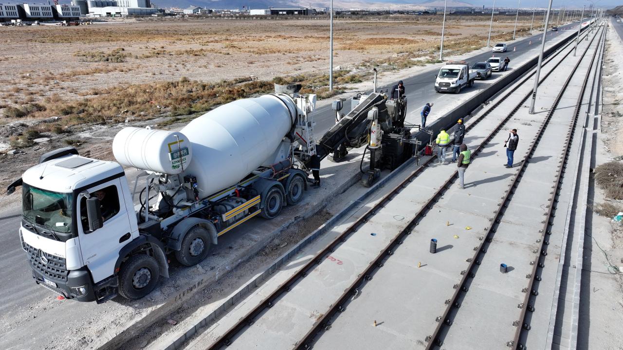 Konya Büyükşehir, tramvay hattı inşaatında trafiği kapatmadan bariyer yapıyor