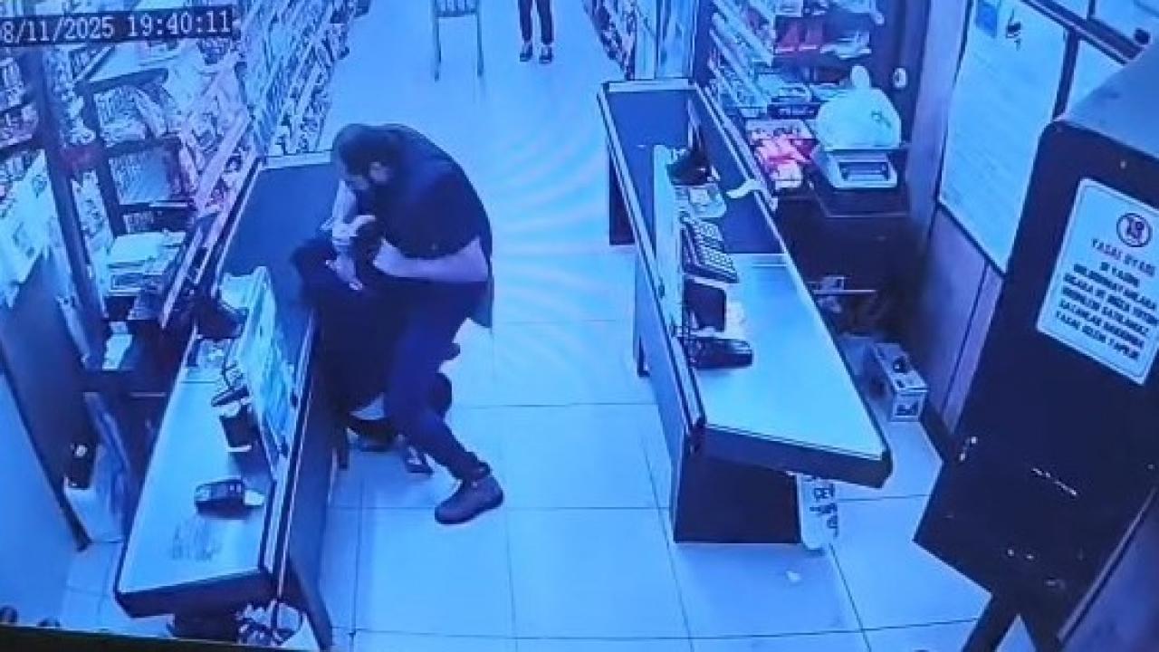 Oğlunu darbettiğini öne sürdüğü market çalışanını yumruklayıp tekmeledi
