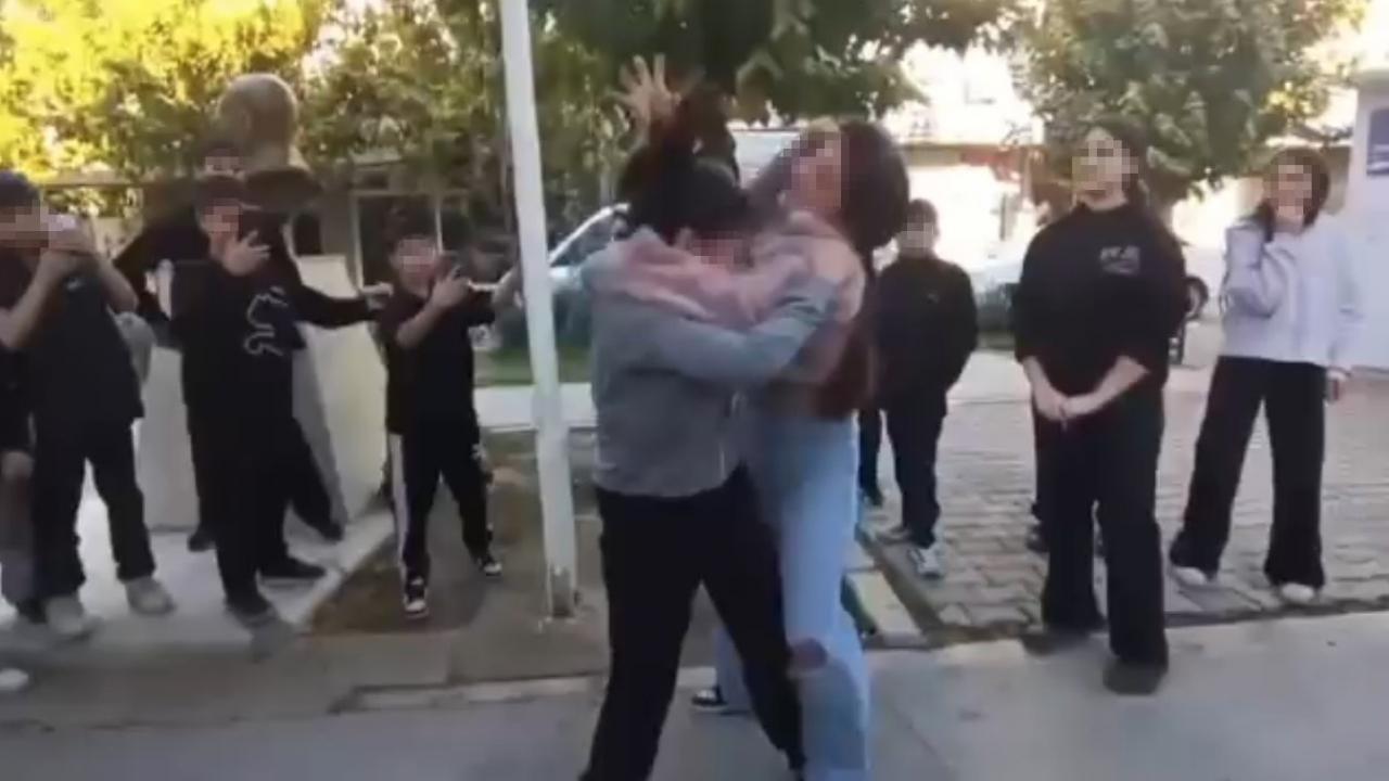 Ortaokulda saç saça kavga! Tezahürat yapıp o anları kaydettiler