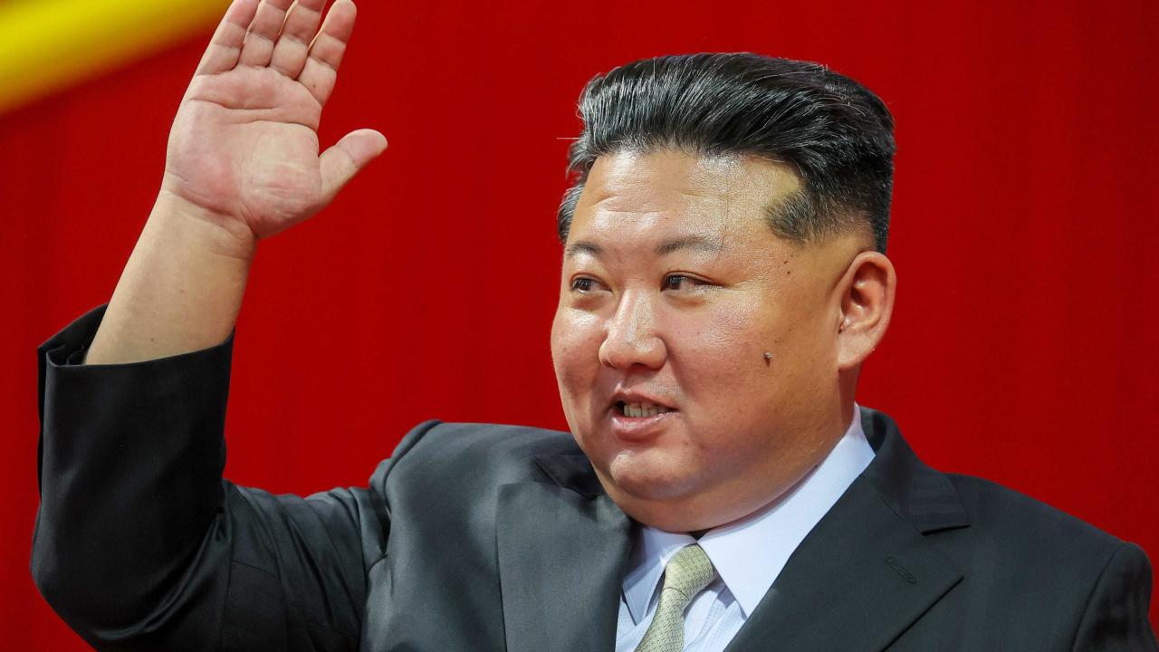 Premier Lig Kuzey Kore'ye geliyor: Maçı anlatan spiker lideri övmek zorunda