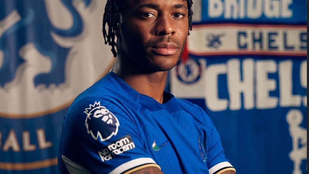 Yıldız futbolcu ailesiyle birlikteyken evinde sald…