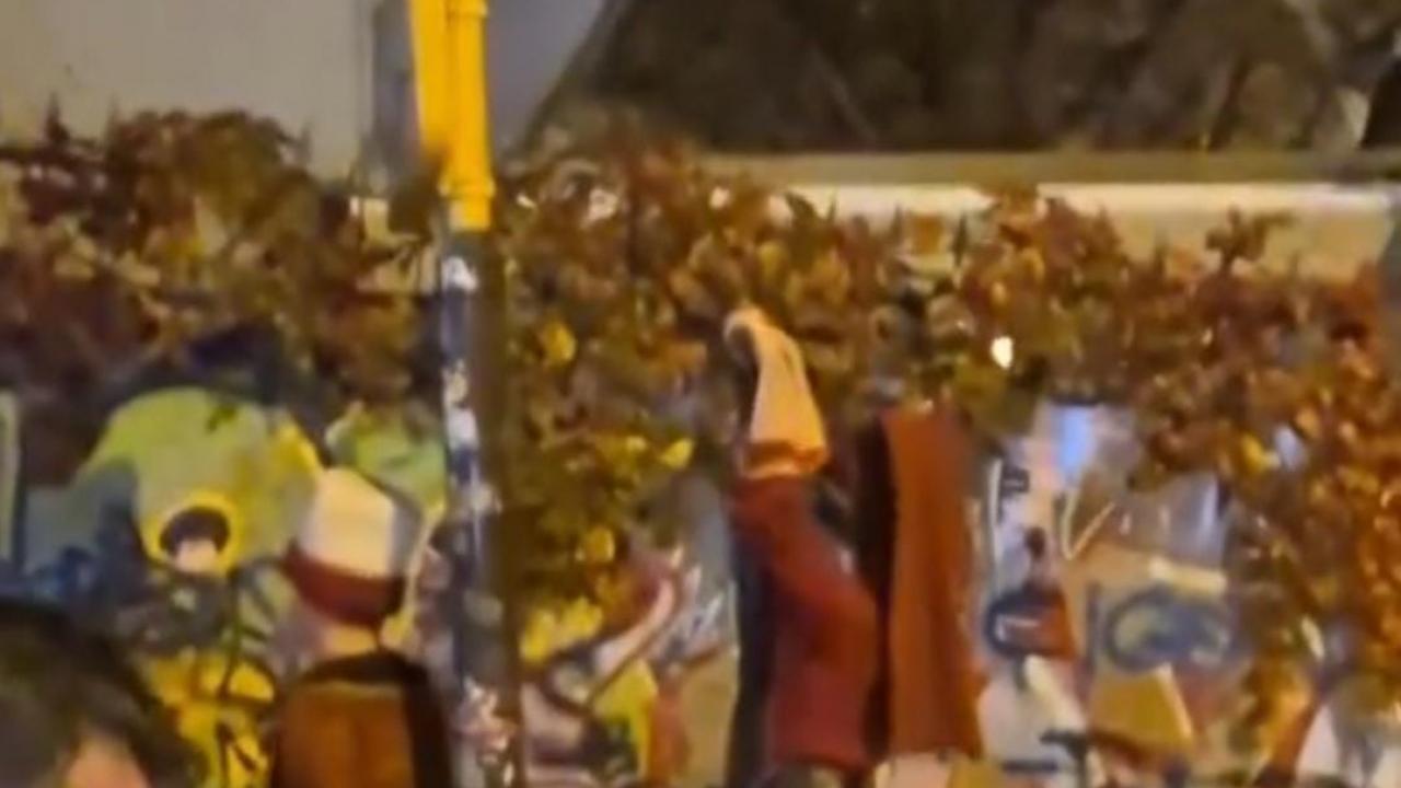 Akım olan Kızılay tabelası önünde kavga: 2 kişi yaralandı, 1 kişi tutuklandı