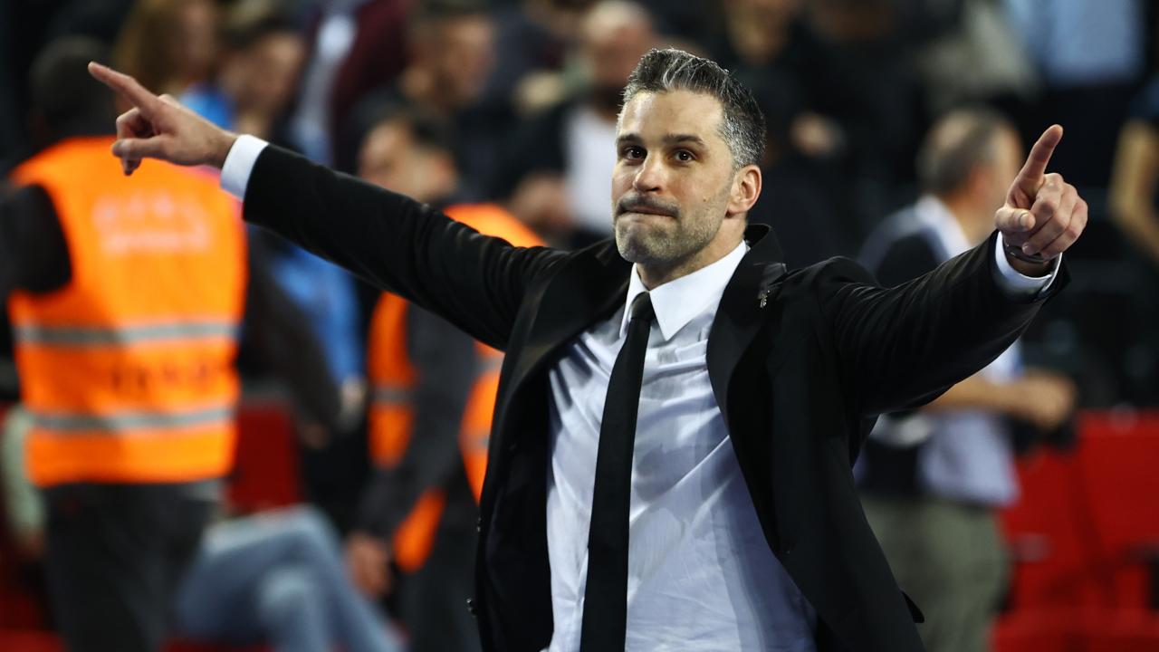 Bileği bükülmeden lider olan hoca başarının sırrını açıkladı!