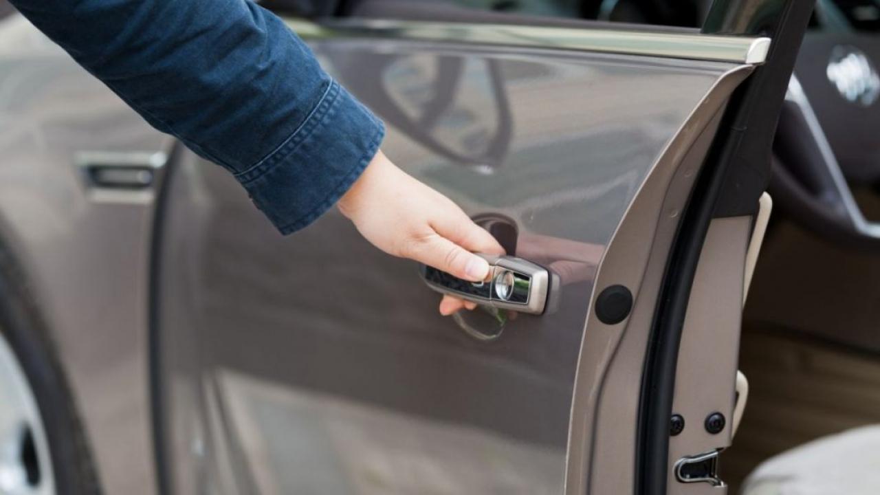 BMW'nin lüks özelliği pahalıya patladı! Kapıya sıkışan parmağı için rekor tazminat