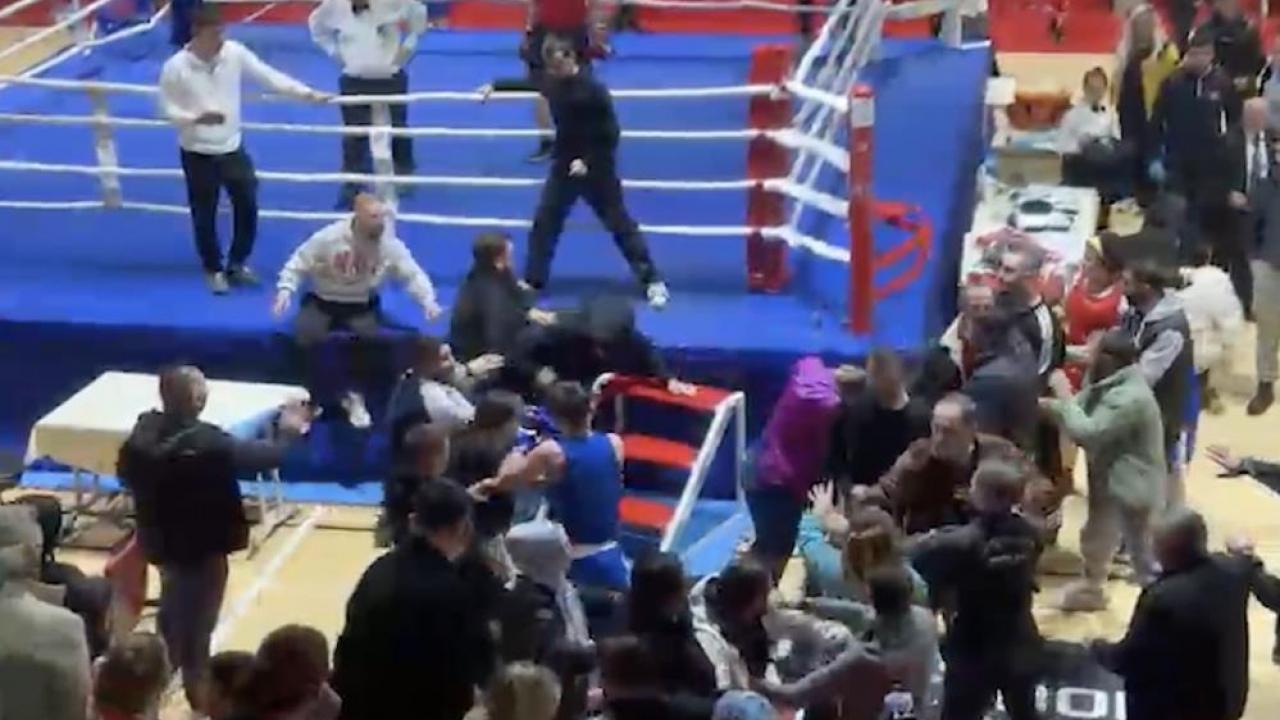 Boks maçı ring dışına taştı! Polisler kavgayı güçlükle ayırdı