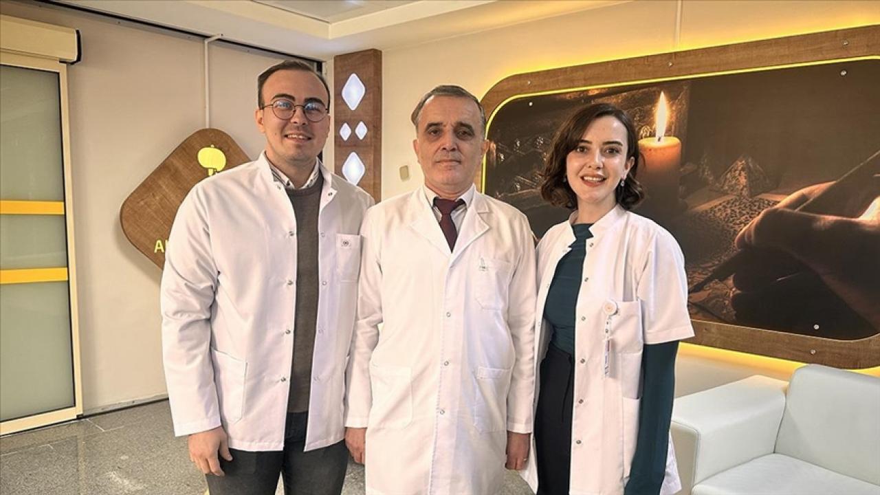 Doktor baba, kızı ve damadı aynı hastanede hizmet veriyor