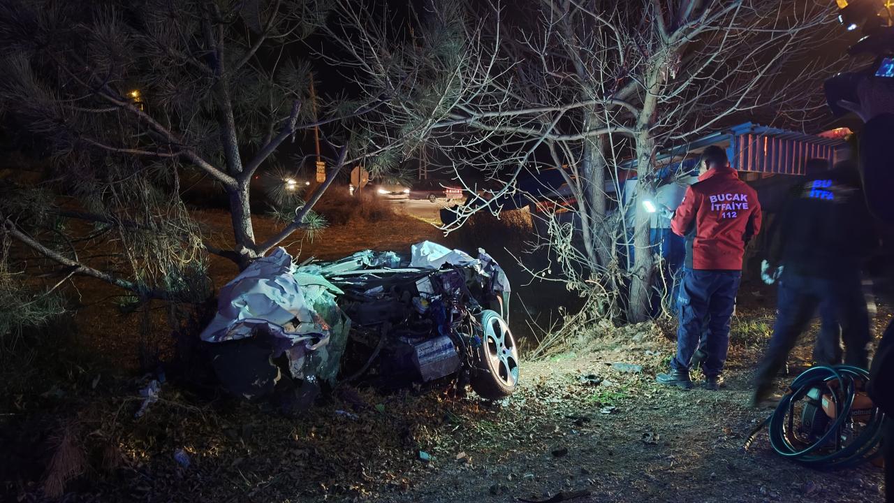 Feci kaza: Otomobil ezildi, 1 kişi hayatını kaybetti!