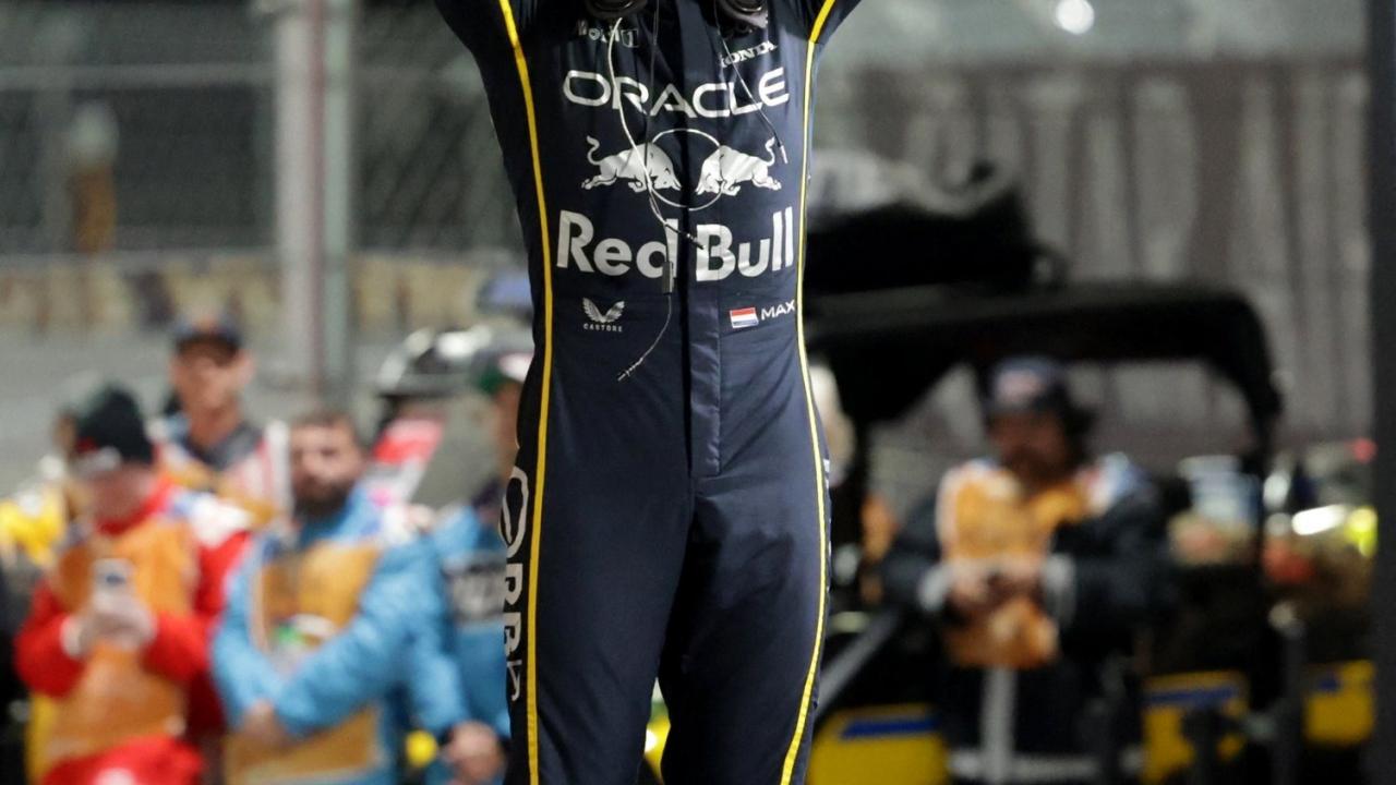 Las Vegas'ta damalı bayrağı ilk Verstappen gördü