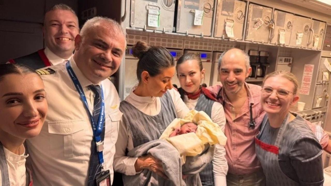 THY uçağında sürpriz: Filipinli yolcu doğum yaptı