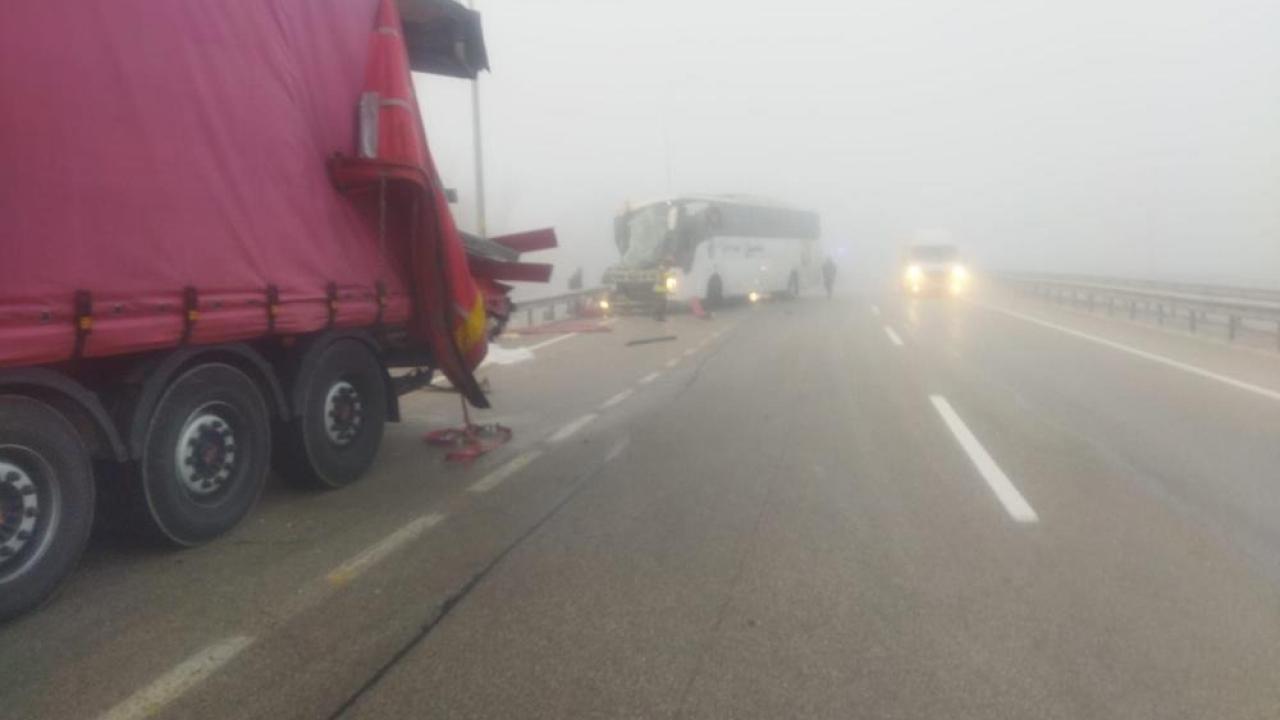 Yolcu otobüsü ile tır çarpıştı! Çok sayıda yaralı var