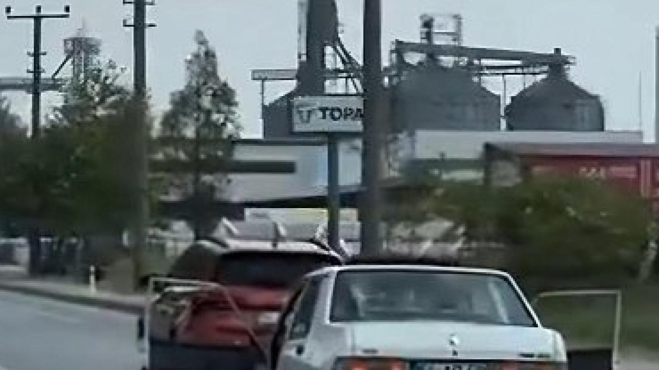 Almanya’da uçağı kaçıran iki yolcu, acil çıkış kapısının camını kırarak, piste daldı