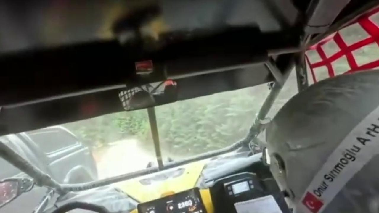 Bolu'da ralli aracı kamyonetle çarpıştı: Kaza anı kameraya yansıdı