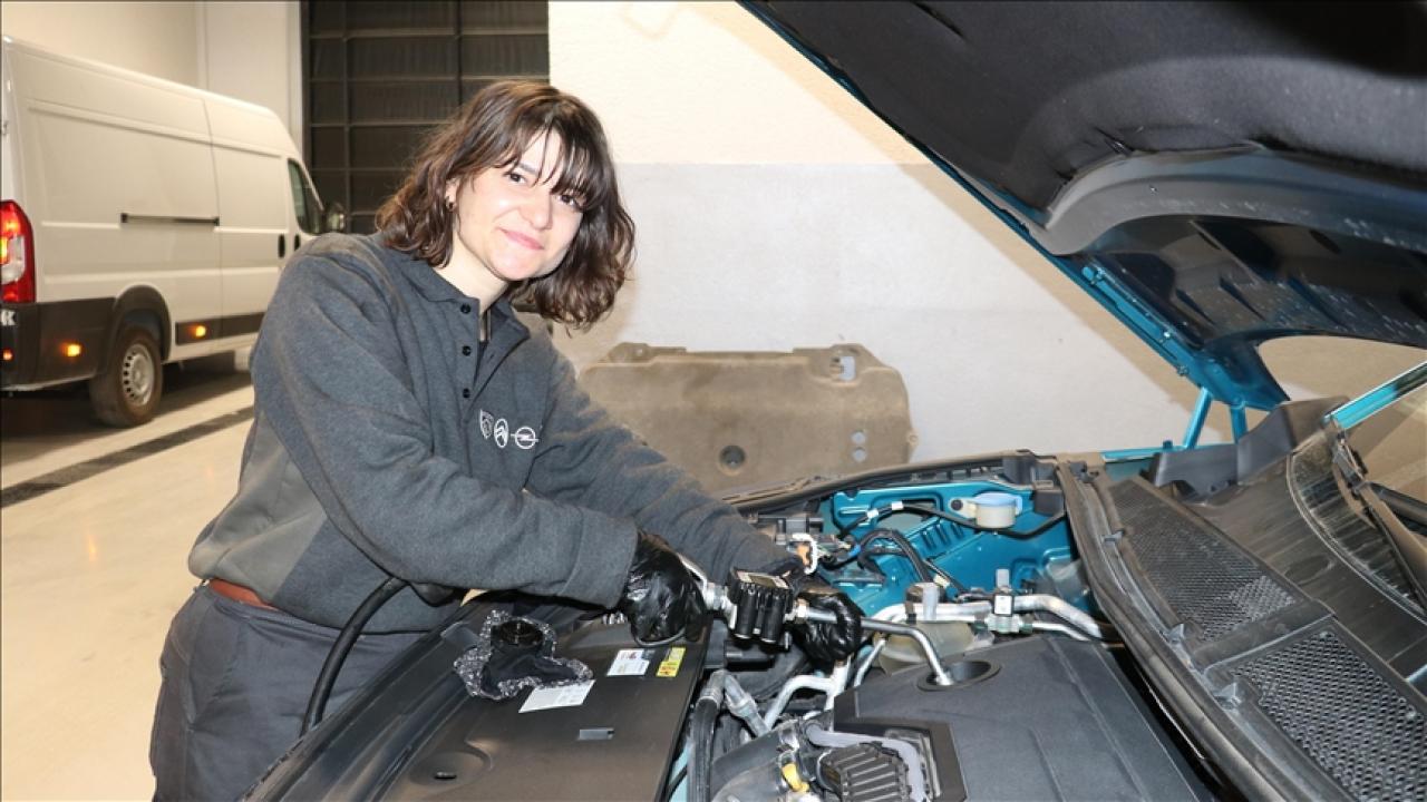 'Dilara usta' otomotiv servisinde araçların bakımını yapıyor