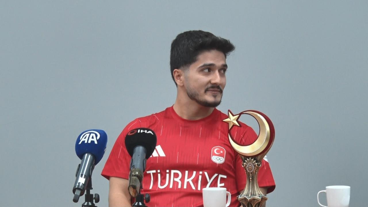 Halterci Muhammed: 'Şarkı söyleyerek rakiplerimi şaşırtıyorum'